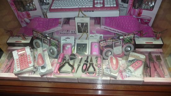 Und so sehen typische Geschenke für die „Frau von Heute“ aus…Schön Pink und zweckgemäß!!!!