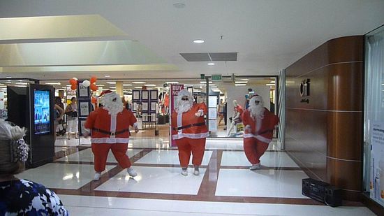 Diese Rappenden Weihnachtsmänner  legten eine kleine Showeinlage in einem Einkaufscenter  hin… (Video  gibt es bei unserer Rückkehr zu sehen )