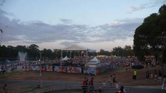 Ich glaube, all diese Menschen verbrachten den ganzen Tag schon hier, um sich einen guten Platz zu sichern….