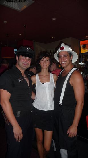 Ein Sexy Polizist und Feuerwehrmann liefen mir auch noch über den Weg…. Irgendwie Schwul!!!