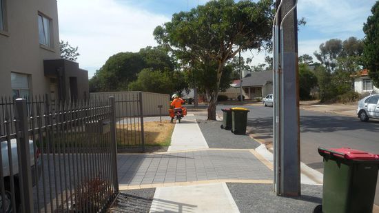 So arbeitet die Australische Post…Der Postbote fährt mit seinem Mofa bis vor die Haustür