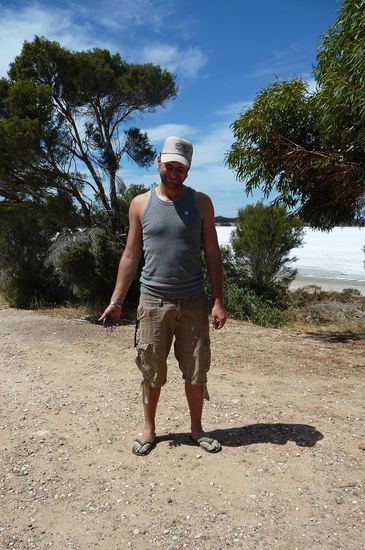 Dann hieß es irgendwie Füße sauber machen…leider ohne Wasser  – etwas schwer! Also fuhr ich weiter (denn ich musste ja nicht bis weit auf den See laufen, wie mein Freund ) und Philipp bekam ein Beutel um die Füße und durfte somit auf der Beifahrerseite platznehmen…