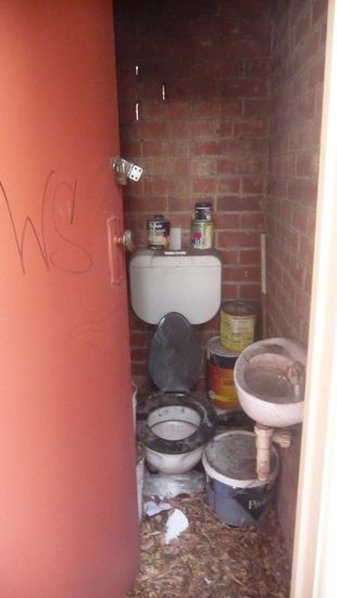 dieses nette Etwas, befand sich neben dem Car-Park, wo wir die ersten Nächte (in ADAM) geschlafen haben….mh….