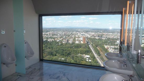 Und so eine tolle Aussicht hat man von einem Bad aus dem 35sten Stock eines Hochhauses....
Da geht man doch gern auf's Klo....