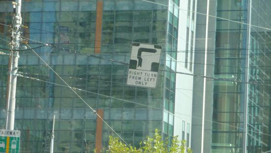 Eine ganz eigene Verkehrsregel hier in Melbourne…. Der Hook Turn: an einer Kreuzung mit diesem Zeichen muss man sich in die linke Spur einordnen, wenn man nach rechts abbiegen will.