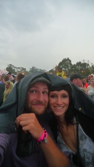 Zum Glück fanden wir diesen Poncho,als Regenschirm Ersatz. Den Regenschirme waren verboten mit rein zu nehmen-könntest ja jemand verletzten