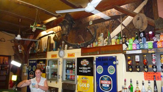 Kurzer Stopp an einem Pub und auch die letzte Möglichkeit ein paar Biere für die nächsten Tage zu kaufen.  Bevor wir  dann den Campground anfuhren…