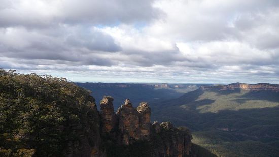 Man sieht den Wald vor lauter Bäumen nicht - in der Bildmitte die "Three Sisters" eine sehr bekannte Felsformation