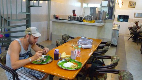 Abendessen von  Bananenblättern und mit den Fingern (mal wieder indisch und weiterhin nicht unser Ding)