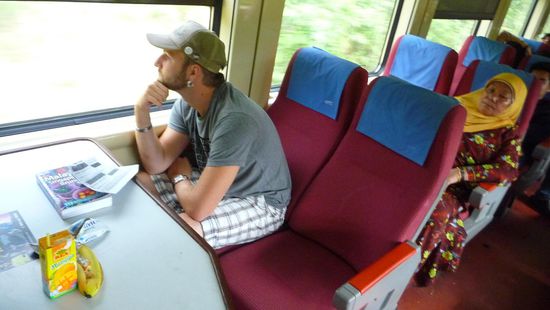 dieser Expresszug war echt gut in Schuss und machte die lange Fahrt etwas angenehmer - bester Platz im Abteil (da mit Tisch)