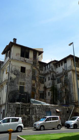 ...auch hübsch...vorallem links wohnen die Menschen und rechts die Schwalben...