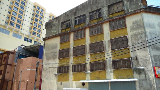 eines der besagten Gebäude...direkt dahinter eines der besseren Hotels der Stadt...ist doch echt die Aussicht, die sich jeder Tourist wünscht, oder?