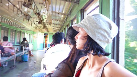 Nach ein paar Stunden bekamen auch wir endlich einen unbequemen Sitzplatz.