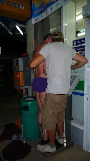 Und dann mussten die Jungs sich mal wiegen und schauen, ob noch alles im Lot ist - Fazit: die Klamotten sind schuld!!!