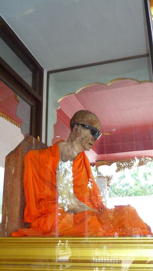 Wat Khunaram- Mumimifizierter Mönch (hauptsache eine Ray Ban Brille auf… )