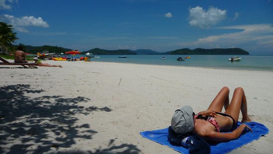 Ach ja, und ich habe mir den Sonnenbrand meines Lebens geholt. Bin in der Sonne eingeschlafen, zwar mit Sonnencreme, aber nicht für paar Stunden ausreichend....Aua, den werde ich wohl die nächsten Wochen noch zu spüren haben...Tja, Strafe muss sein!