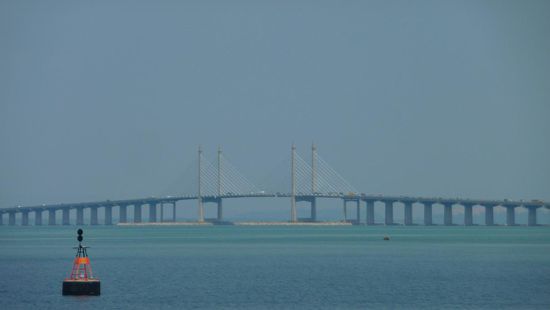 Penang Bridge-sie verbindet das Festland mit der Insel und da es oft so voll wird, ist eine zweite Brücke im Bau