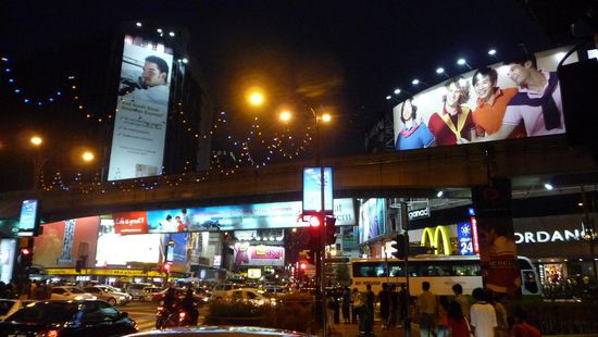 Wir wohnen neben McDonalds in einer der oberen Etagen, d.h. wenn man aus dem Fenster schaut, hat man eine wunderschöne Aussicht auf die Rückseite einer Reklametafel.