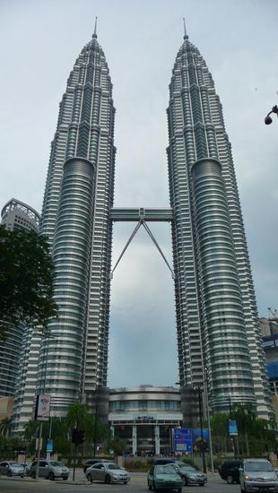 In 172 Metern Höhe (zwischen dem 41. und 42. Stock) sind beide Türme mit einer Stahlbrücke (der sogenannten Skybridge) miteinander verbunden.