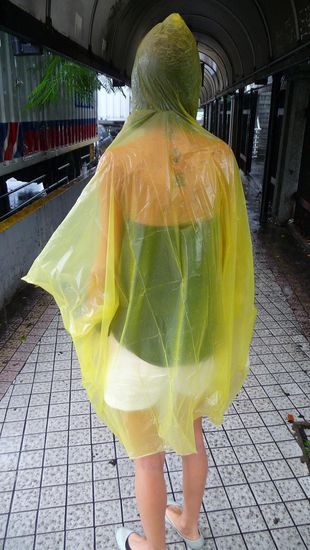 Mh....ja,also ab und zu fängt es hier immer mal richtig an zu regnen und da wir keinen Regenschirm haben, musste halt ein Poncho her. *sexy*