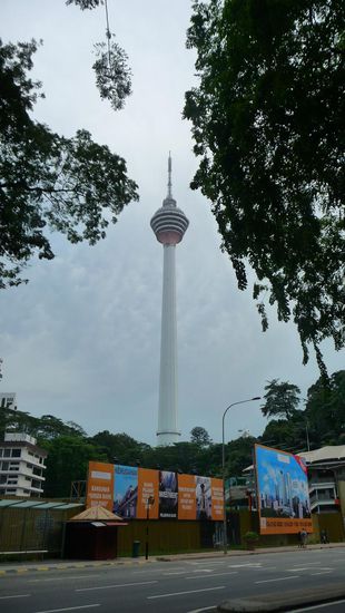 Der 421 Meter hohe Kl Tower steht auf einem 90 Meter hohen Berg in der malaysischen Hauptstadt. Er wurde von 1992 bis 1995 erbaut und gehört einer Tochtergesellschaft der Telekom Malaysia.