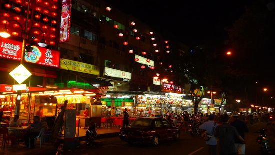 Strasse parallel zur Pukit Bintang; hier haben wir häufiger gegessen, nicht weil’s so lecker war, sondern halbwegs billig. Für den Rest des Jahres ist unser Bedarf an Reis und Nudeln dicke gedeckt!!!