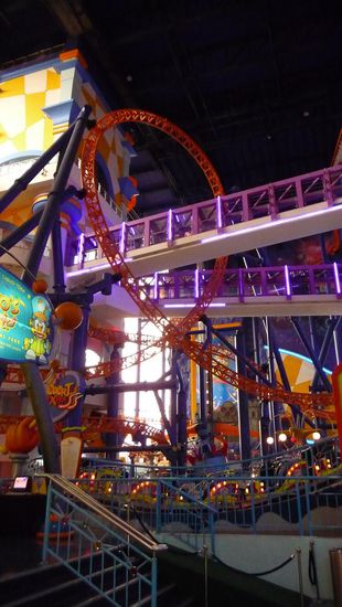Diese Achterbahn befand sich mitten in einem Kaufhaus. Indem die obersten Etagen als rießen "Indoor Themenpark"umgestaltet sind.