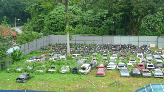 Diesr Schrottplatz hat wohl auch schon einige Jährchen hinter sich!!!