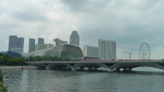 Das weltberühmte Theaterhaus, welches der stinkenden Durian-Frucht nachempfunden ist (so wird's zumindest vermutet)