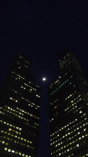 2 der Suntec-City Türme bei Nacht