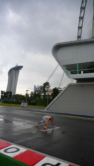 Startzielgerade der Formel-1 (ich starte vom vorletzten Platz - zu Fuss hat es nicht für eine bessere Platzierung gereicht)