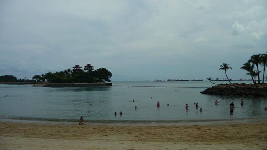 Im Hintergrund dutzende Öltanker und Containerschiffe