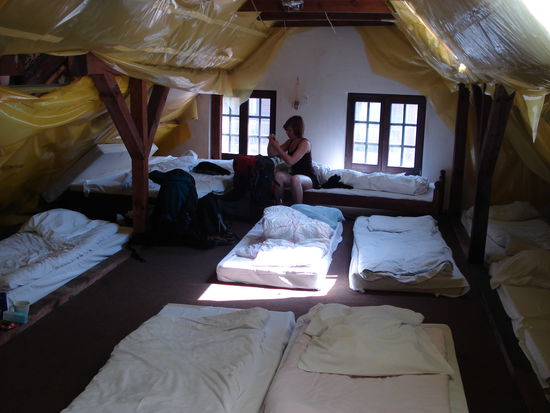 Matratzenlager auf dem Dachboden des Hostels
