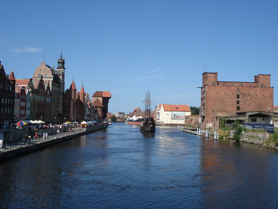 Die Altstadt von Gdansk mit Piratenschiff