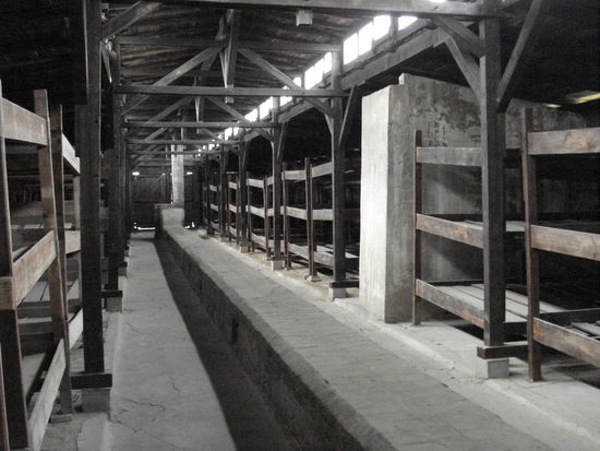 Eine Holzbaracke in Birkenau (Auschwitz 2)