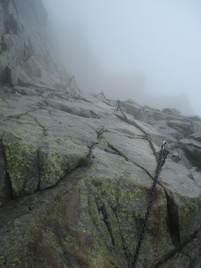 Eine mit Ketten gesicherte Passage