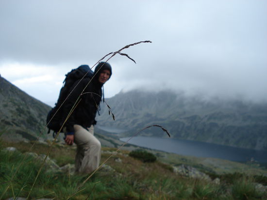 Abstieg ins Tal der fuenf Seen.