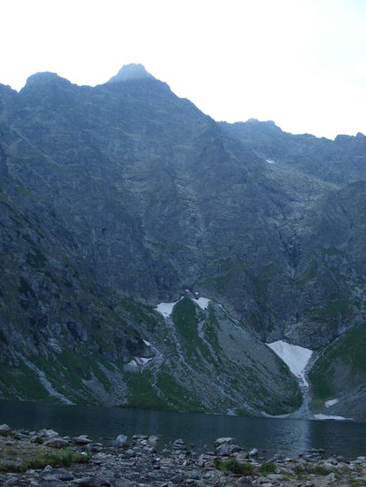 Der obere See und ganz oben der Gipfel des Rysy