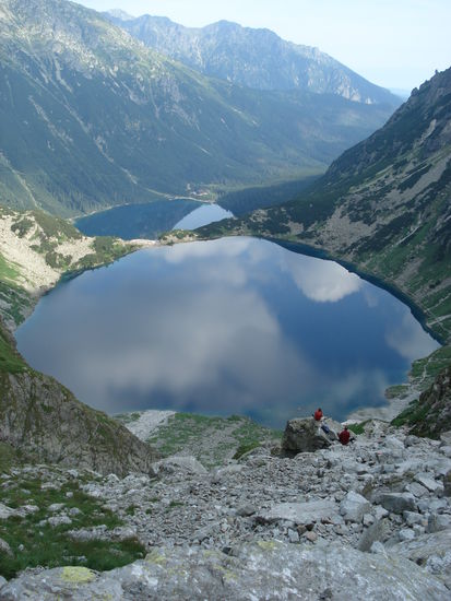 Blick zurueck. Ganz unten am unteren See die Herberge, von wo aus ich losgelaufen bin.