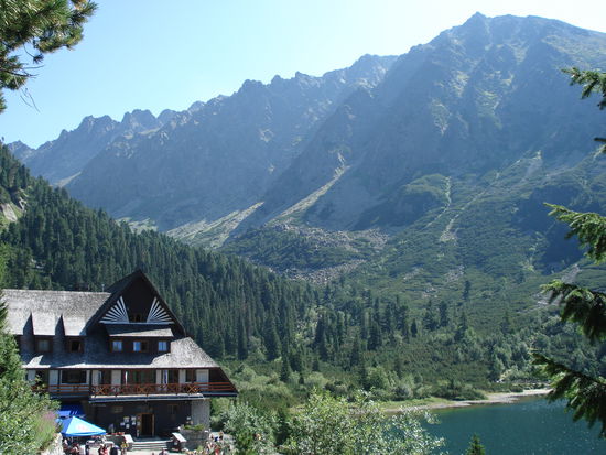 Die Unterkunft Popradske Pleso am suedlichen Rand der Hohen Tatra