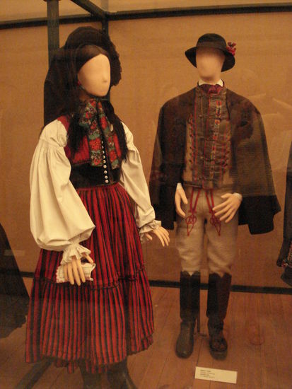 Traditionelle Trachten der Magyarn