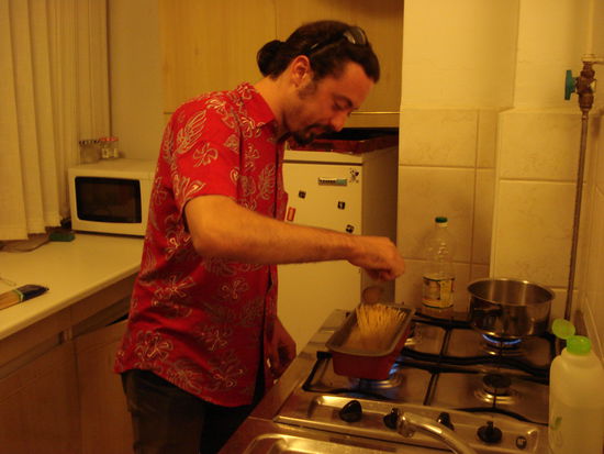 Ascanio beim Pastakochen