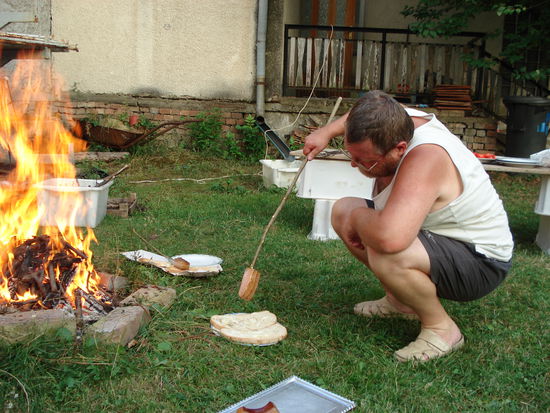 Judits Vater traeufelt Fett aufs Brot