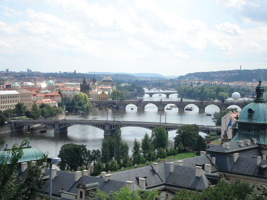 Die Karlsbruecke in der Mitte