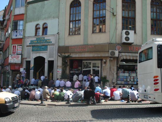 Freitagsgebet auf dem Gehsteig