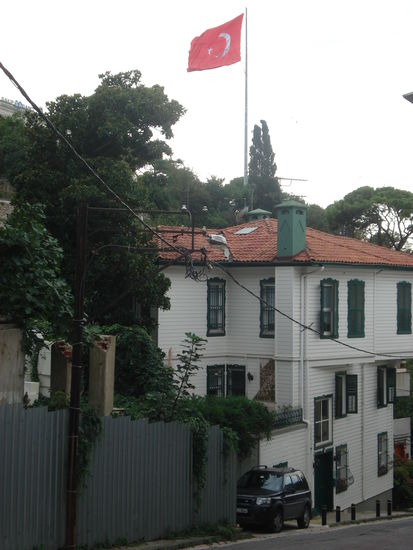 Schickes Haus und türkische Fahne auf einem Berg nahe des Bosporus