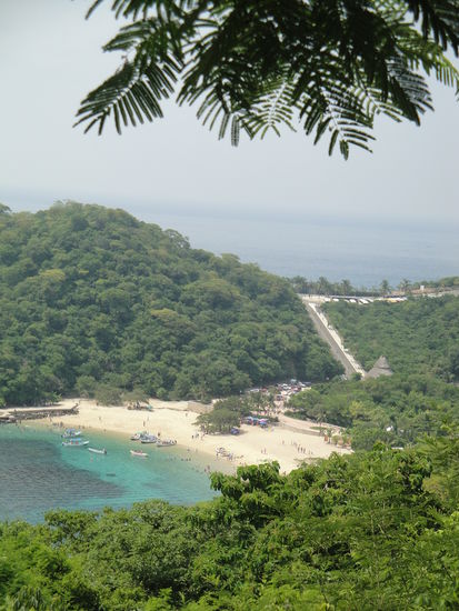 Der Blick auf den Strand verspricht viel mehr, als er haelt. Unten angekommen erwartet man den blanken Horror an Massentourismus.