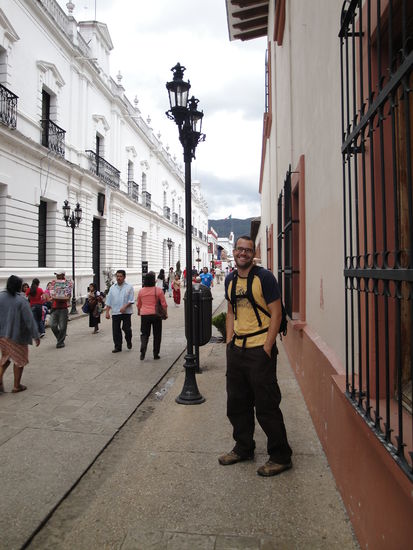 Martin en frente del Institio de los Derechos.