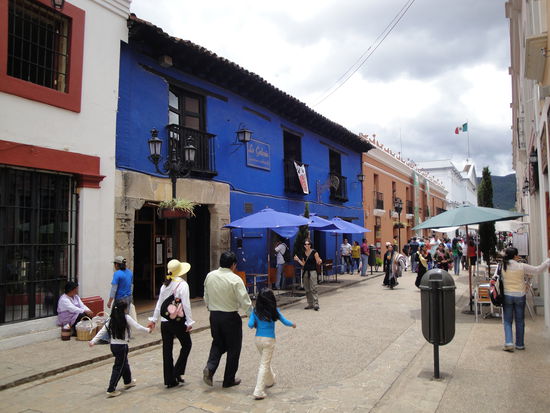 Una Casa Azul - Die Haeuser haben hier alle moeglichen schoenen Farben.