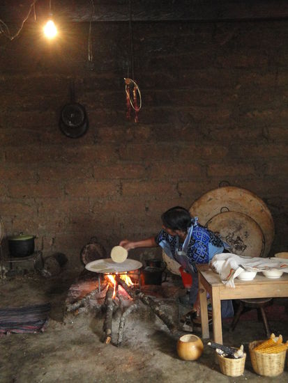 Indigenafrau bei der Tortilla-Produktion